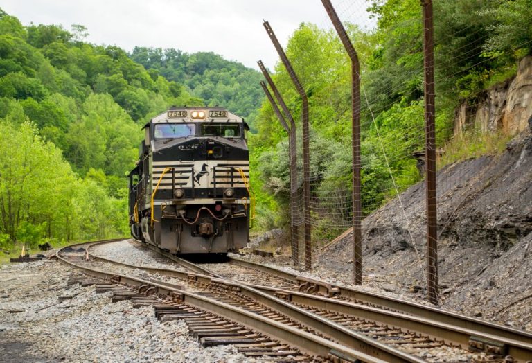 NS 7540 Near Bluebird Loader, KY – Appalachian Railroad Modeling