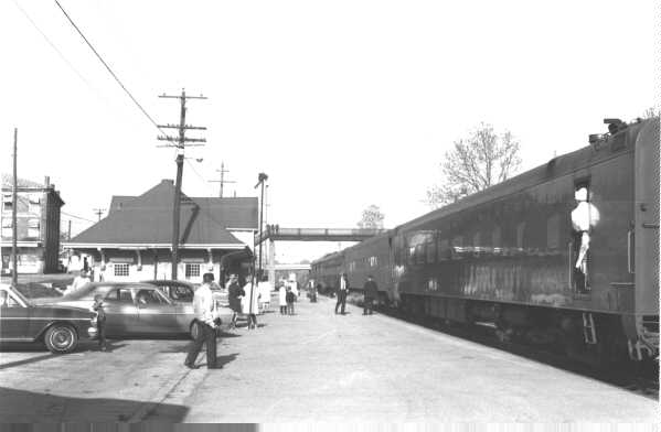 N&W Pelican being boarded, Bristol, VA – Appalachian Railroad Modeling