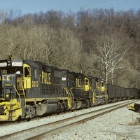 P&LE GP38 2033 on MGA, Clarksville, PA